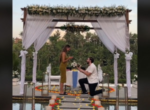 SLOBODAN JE SANDRU ZAPROSIO NA BALIJU: Svi pričaju o reakciji snimatelja koji je zabeležio romantični čin (VIDEO)