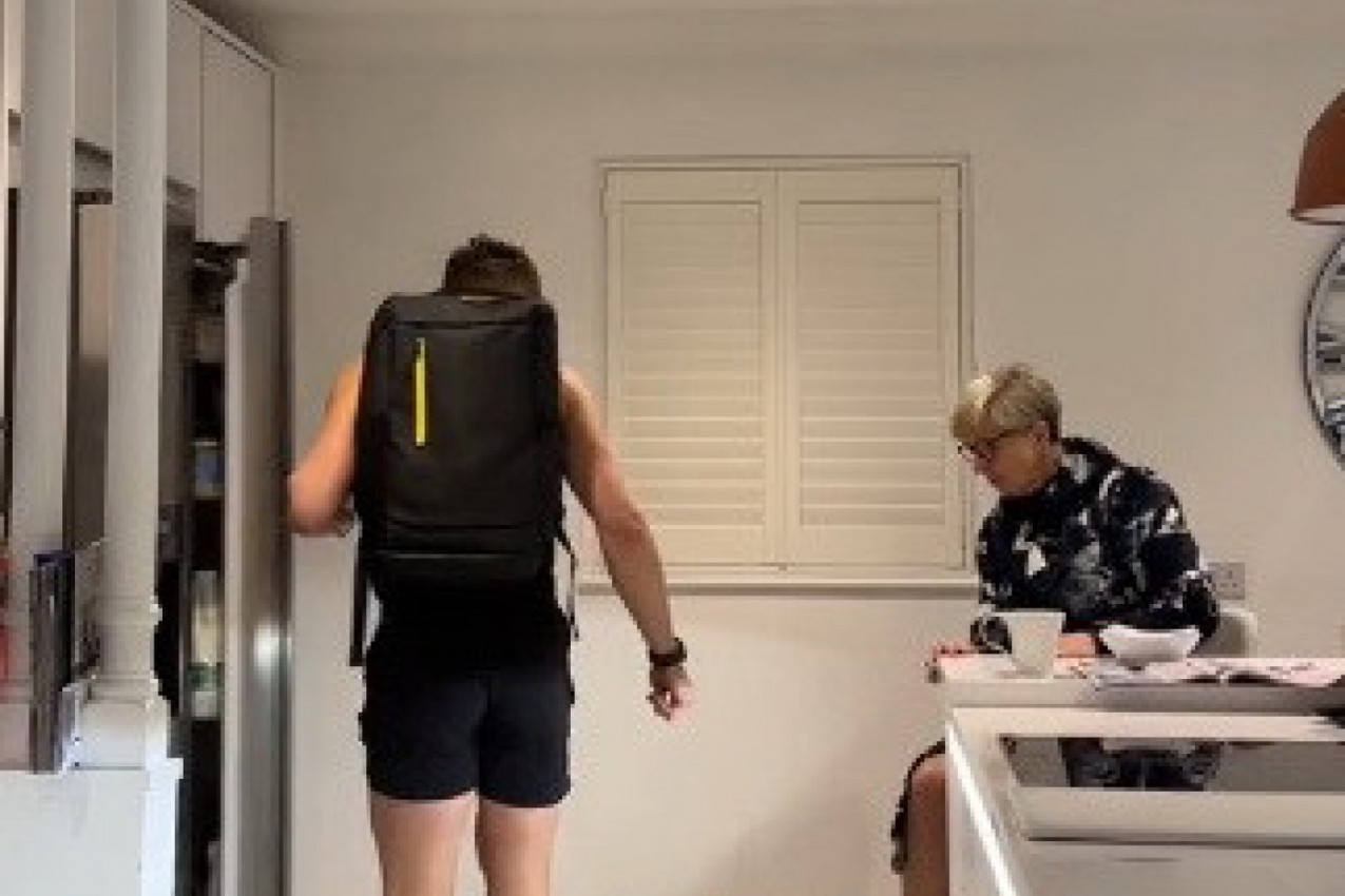 OBUO JE ŠTIKLE, ŽELEĆI DA VIDI MAJČINU REAKCIJU: Tiktoker ostao šokiran, ovako nešto nije očekivao! (VIDEO)