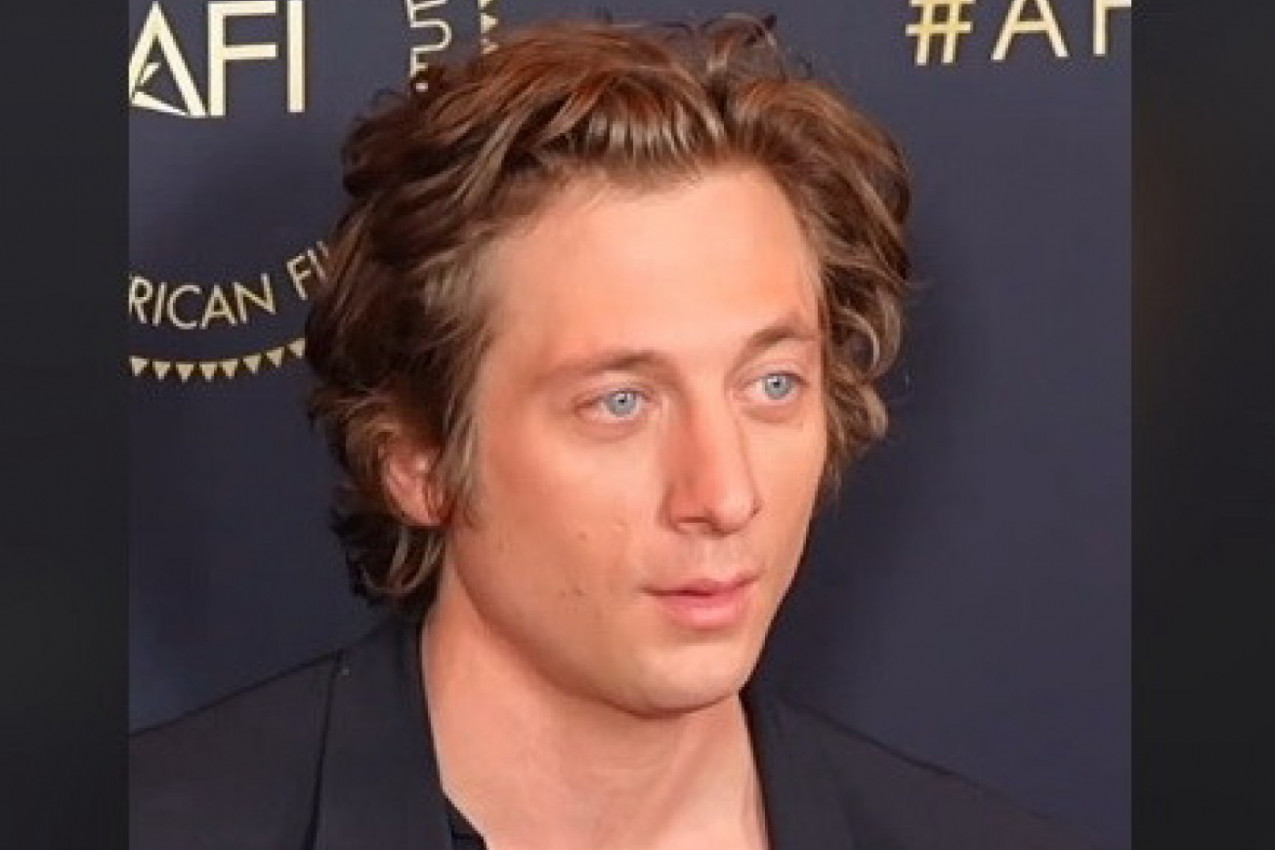 NAIZGLED OBIČAN MLADIĆ IZ KOMŠILUKA, A KADA VIDITE NJEGOVO TELO BIĆETE U NEVERICI: Dame ne skidaju pogled sa novog holivudskog zavodnika, evo zbog čega (VIDEO)