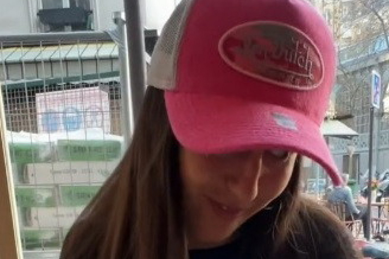 UŽIVALA JE U RESTORANU U PARIZU: Zapanjila se kad je ugledala miša, a onda je uradila nešto što niko nije očekivao! (VIDEO)