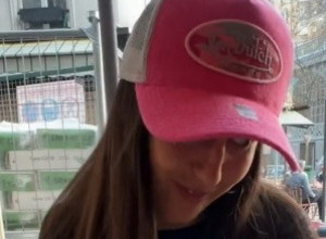 UŽIVALA JE U RESTORANU U PARIZU: Zapanjila se kad je ugledala miša, a onda je uradila nešto što niko nije očekivao! (VIDEO)