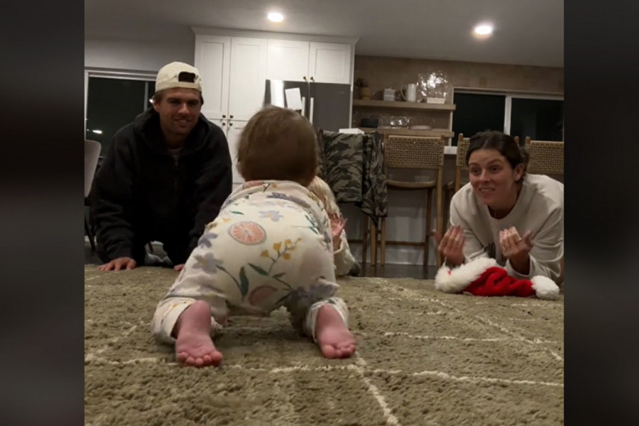 BEBA JE POČELA DA PUZI I ODABRALA DO KOG RODITELJA ĆE STIĆI: Reakcija njene sestre će vam istopiti srce (VIDEO)