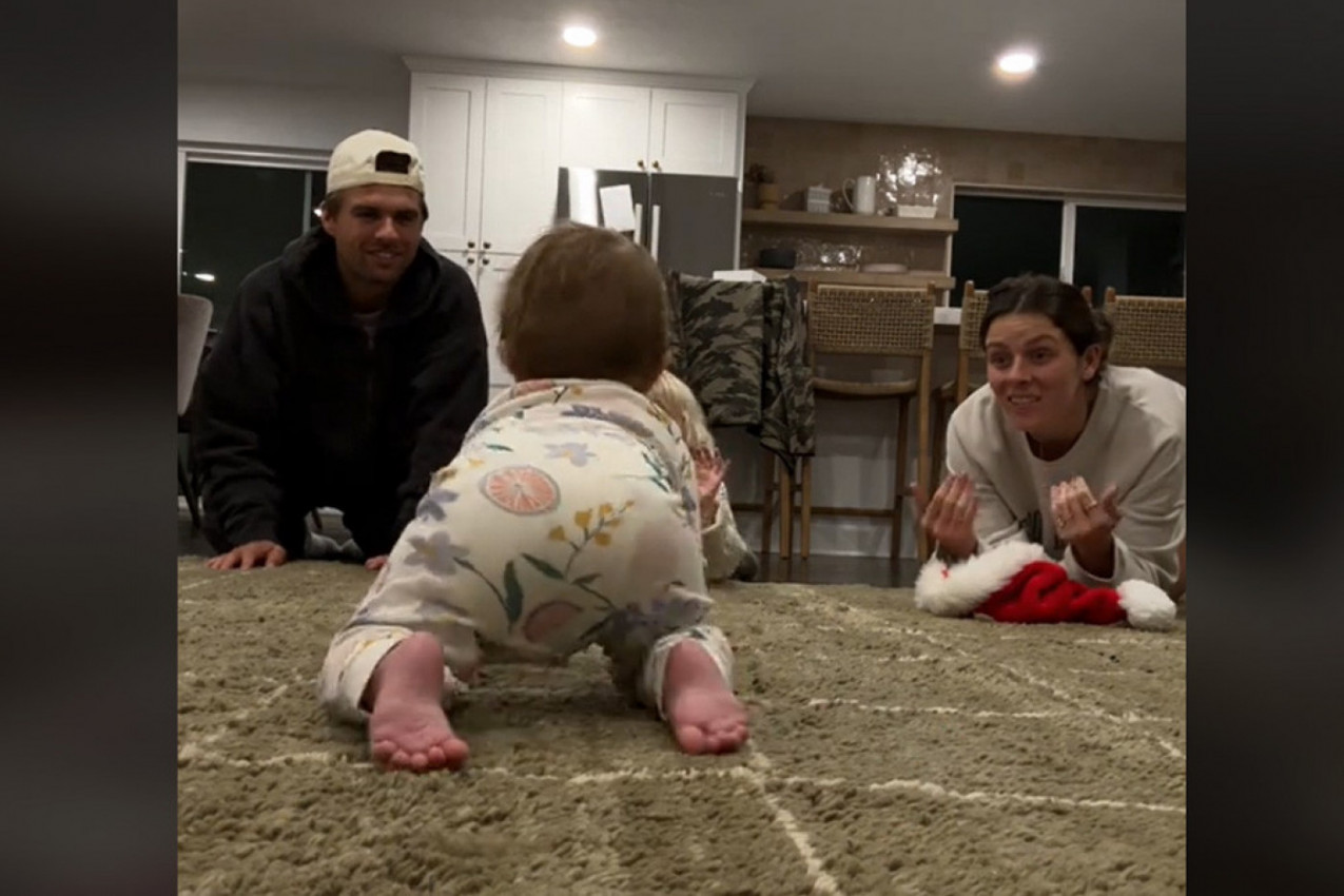 BEBA JE POČELA DA PUZI I ODABRALA DO KOG RODITELJA ĆE STIĆI: Reakcija njene sestre će vam istopiti srce (VIDEO)