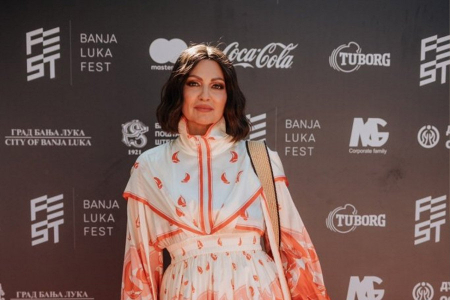 NINA BADRIĆ IZAZOVNIJA NEGO IKADA, IZBACILA NOGE, OGRNULA KAPUT, A FANOVIMA PALE VILICE: "Da su poljupci pahulje, poslao bih ti mećavu!" (FOTO)