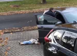 DETE JE IZAŠLO IZ AUTOMOBILA I LEGLO NA BETON: Usledio je potpuno neočekivani potez njegovog oca koji je zapanjio ljude na mrežama! (FOTO+VIDEO)
