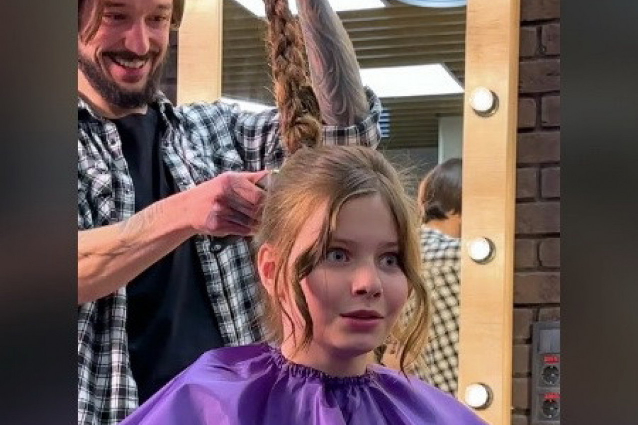 SVI SU GLEDALI U PRELEPO DETE SA PLETENICOM: Kada je frizer uzeo makaze i počeo sa šišanjem, usledilo je saznanje koje je izazvalo buru na internetu! (VIDEO)