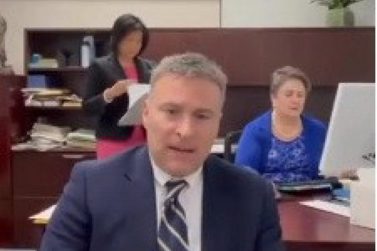 STAO JE PRED KAMERE I POČEO DA HVALI SEBE I FIRMU: Ovakvim reakcijama koleginica se nije nadao! (VIDEO)