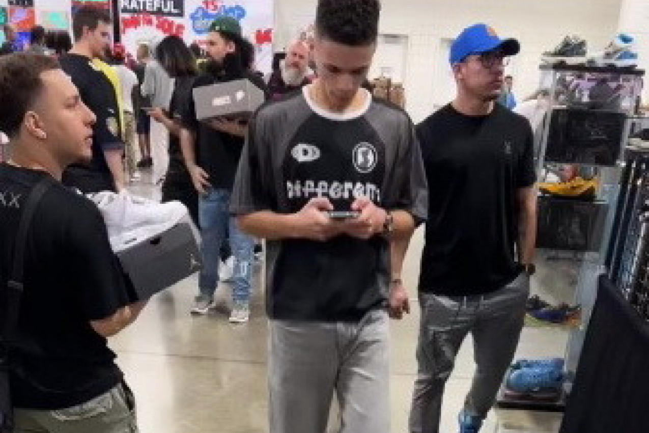 SVI SU GLEDALI U NJEGOVE PATIKE: Mladić je ponosno prošetao obuću koja je za njega vrednija od najskupljeg brenda! (VIDEO)