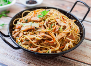 PILETINA SA NUDLAMA I POVRĆEM: Kinesko jelo na srpski način (FOTO)