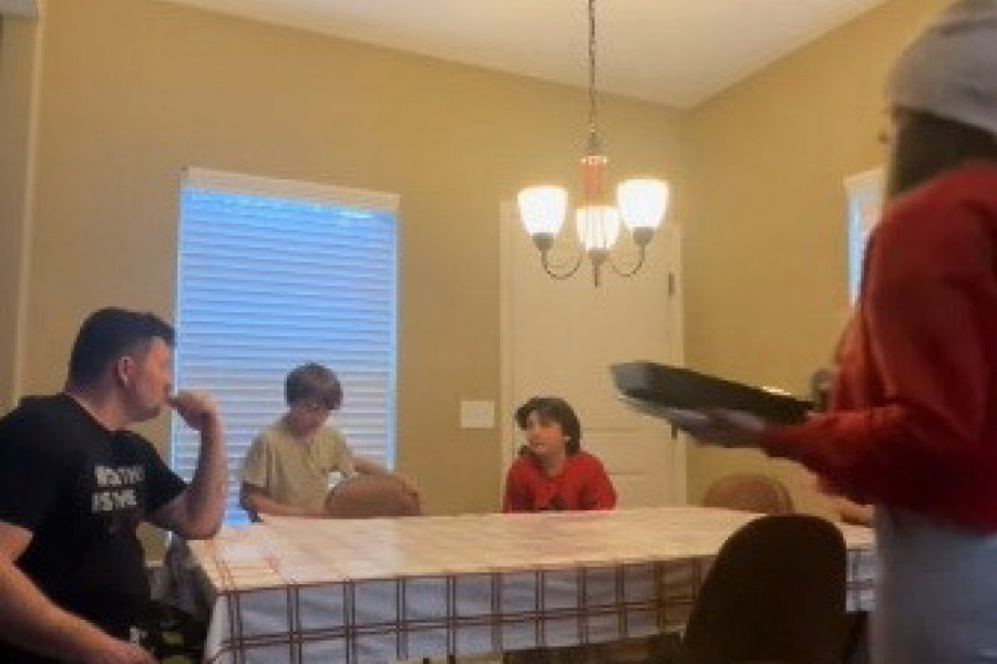 MAMA JE LJUTITO BACILA PICU NA STO: Ukućani su je gledali u šoku čak ni muž nije smeo da pisne! (VIDEO)