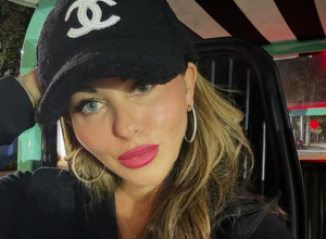 "PRAVA LJUBAV JE ZA SIROMAŠNE I RUŽNE, LEPOTICE MOGU DA VOLE BILO KOGA DOK SE VOZE NJEGOVIM AVIONOM": Zbog stava bogate domaćice gore mreže! (VIDEO)