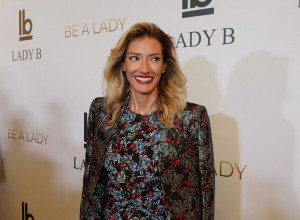 JOVANA JOKSIMOVIĆ U NEOBIČNOM IZDANJU: U petoj deceniji oblači se kao devojčica, komentari se samo nižu! (FOTO)