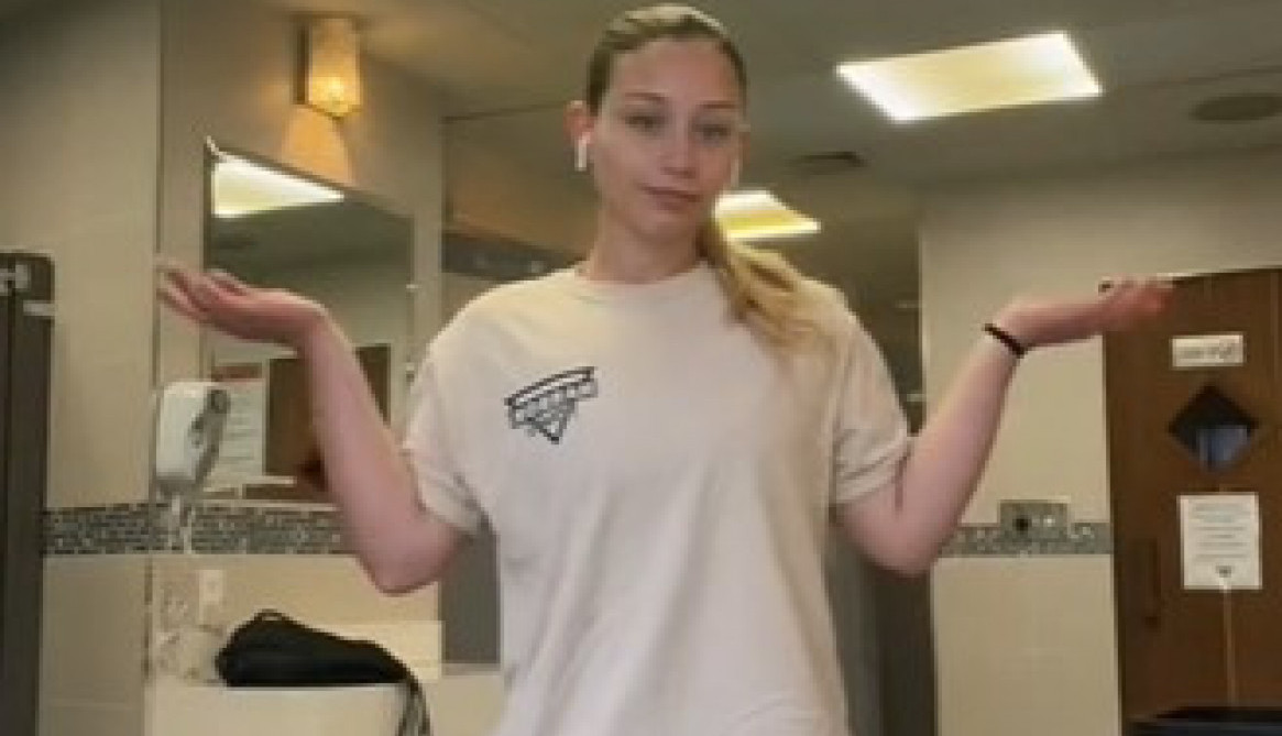 ZGODNA PLAVUŠA JE UŠLA U TERETANU U MAJICI I PATIKAMA: Šokirani vežbači nisu mogli da skinu pogled sa nje! (VIDEO)