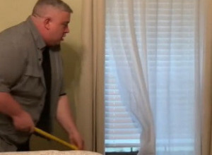 SA METLOM U RUCI JURIO JE PO CELOM STANU I VRIŠTAO: Životinja je skakala po zidu i zavesi a čovek je bio potpuno izbezumljen! (VIDEO)