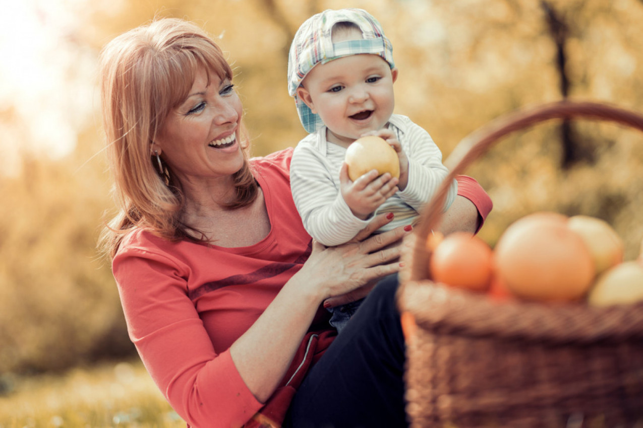 DA LI BISTE IMALI BEBU U PEDESETIM? Žestoka rasprava na mrežama, osude se samo nižu! (FOTO)