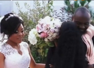 GOŠĆA JE PRISNO ZAGRLILA MLADOŽENJU PRED SVIMA: Reakcija neveste bila je neočekivana, svi su videli šta se dešava! (VIDEO)