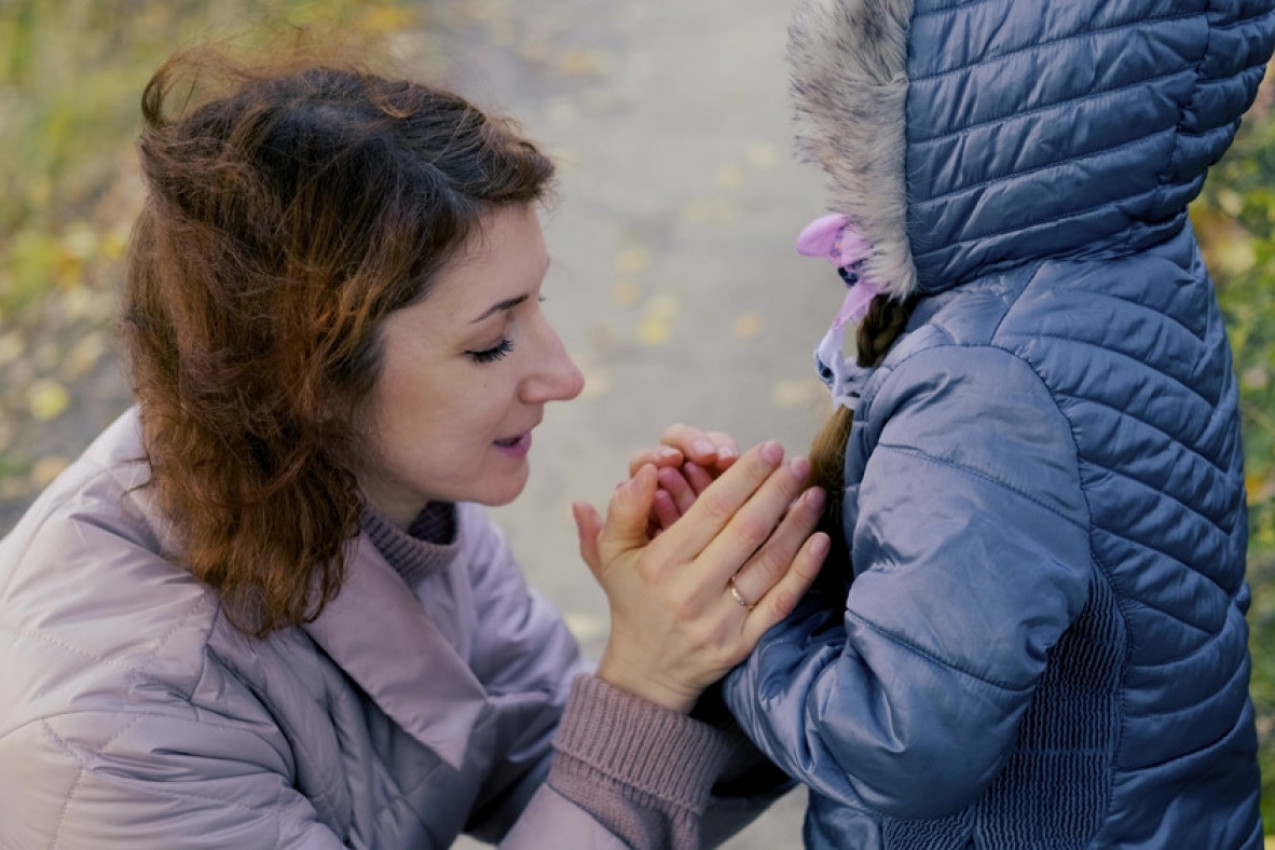 ČARAPE I JEDNA NAMIRNICA ZA TOPLE RUKE I NOGE TOKOM ZIME: Ova mama je pokazala genijaln trik kako greje svoju decu i oduševila ljude na mrežama! (VIDEO)