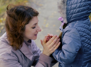 ČARAPE I JEDNA NAMIRNICA ZA TOPLE RUKE I NOGE TOKOM ZIME: Ova mama je pokazala genijaln trik kako greje svoju decu i oduševila ljude na mrežama! (VIDEO)