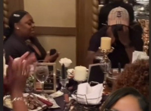 KLEKNULA JE NA KOLENO I ZAPROSILA GA: Ovakvoj reakciji momka se niko nije nadao, ljudi u restoranu su bili u neverici! (VIDEO)