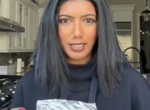 ONA NE IZLAZI IZ KUĆE BEZ KOMADA ALUMINIJUMSKE FOLIJE: Kad vidite kako je koristi i vi ćete uraditi isto, ovo je spas za zimske dane! (VIDEO)