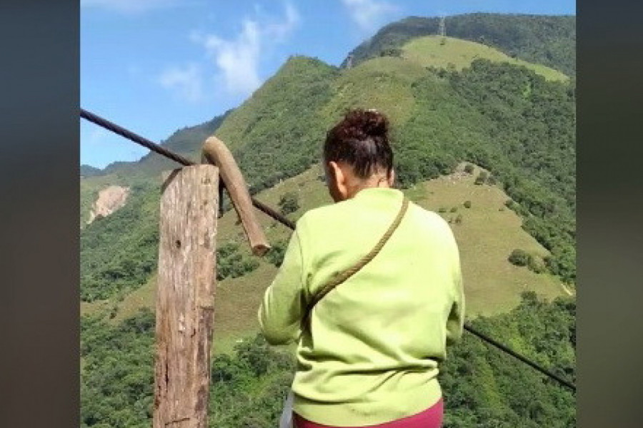 STARIJA ŽENA SPUSTILA SE U PROVALIJU, A RAZLOG JE NEVEROVATAN: Kad vidite na šta je primorana bićete u čudu! (VIDEO)