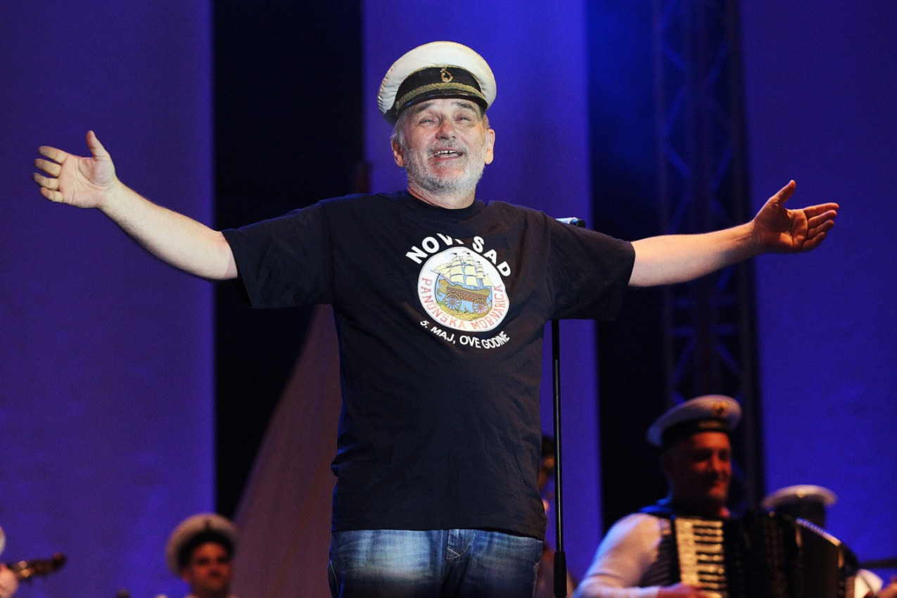 Jednog dana zastaćete negde na sred neke dobro poznate ulice, pogledaćete u nebo i razumećete zašto se sve baš tako desilo.