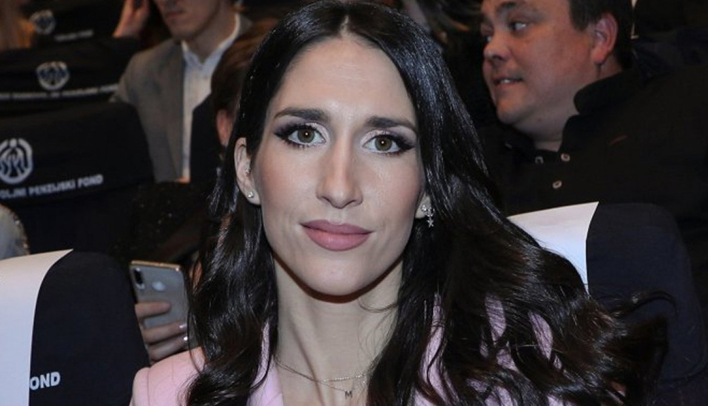 U SRBIJI MINUS A JELISAVETA ORAŠANIN U MINIJATURNOM KUPAĆEM KOSTIMU: Glumica pokazala zanosno telo na luksuznoj destinaciji! (FOTO)