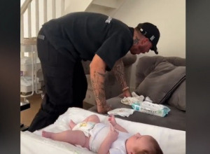 OSTAO JE IZBEZUMLJEN ZBOG ONOGA ŠTO JE USLEDILO: Žena je zamolila supruga da bebi promeni pelene, a njegova reakcija je urnebesna!