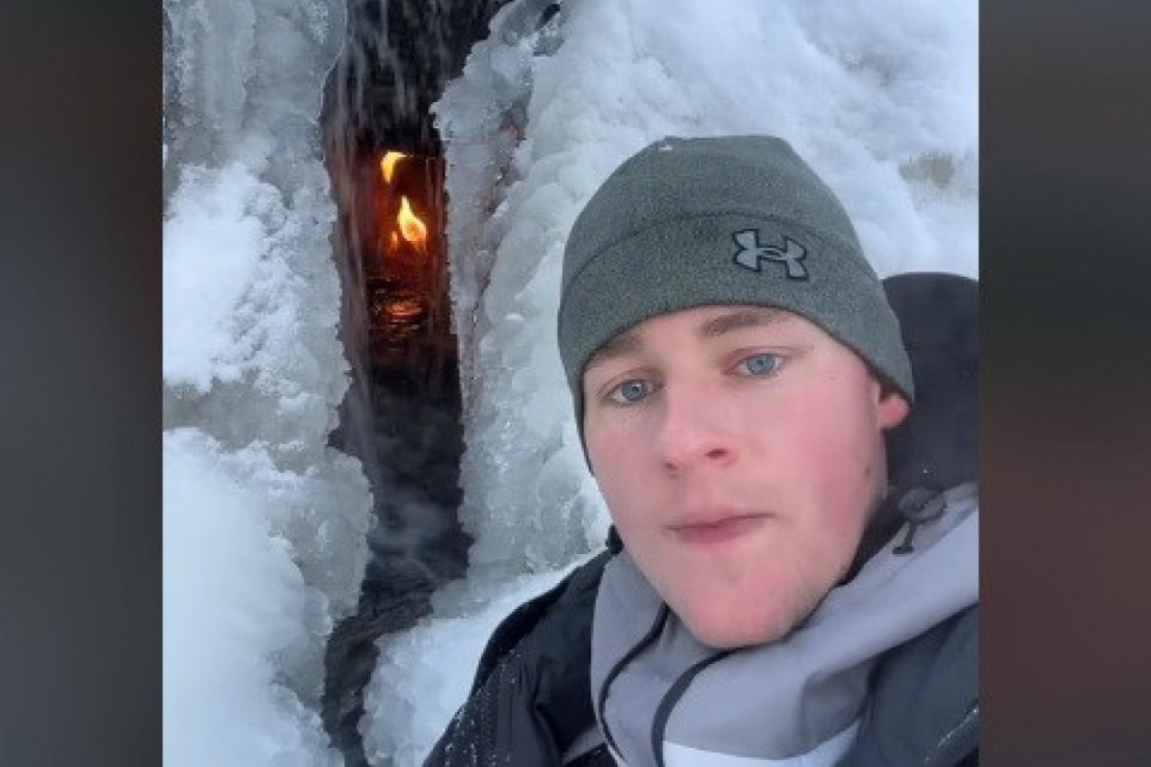 ZAVIRIO JE U ZALEĐENU PUKOTINU I UGLEDAO NEVEROVATNU POJAVU: Prizor će vas ostaviti bez teksta (VIDEO)