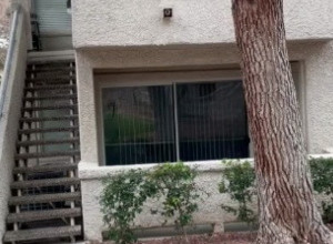 PROLAZIO JE PORED ZGRADE I ČUO GLASNE ZVUKOVE: Kada je prišao bliže, ugledao je dva oka koja ga posmatraju! (VIDEO)