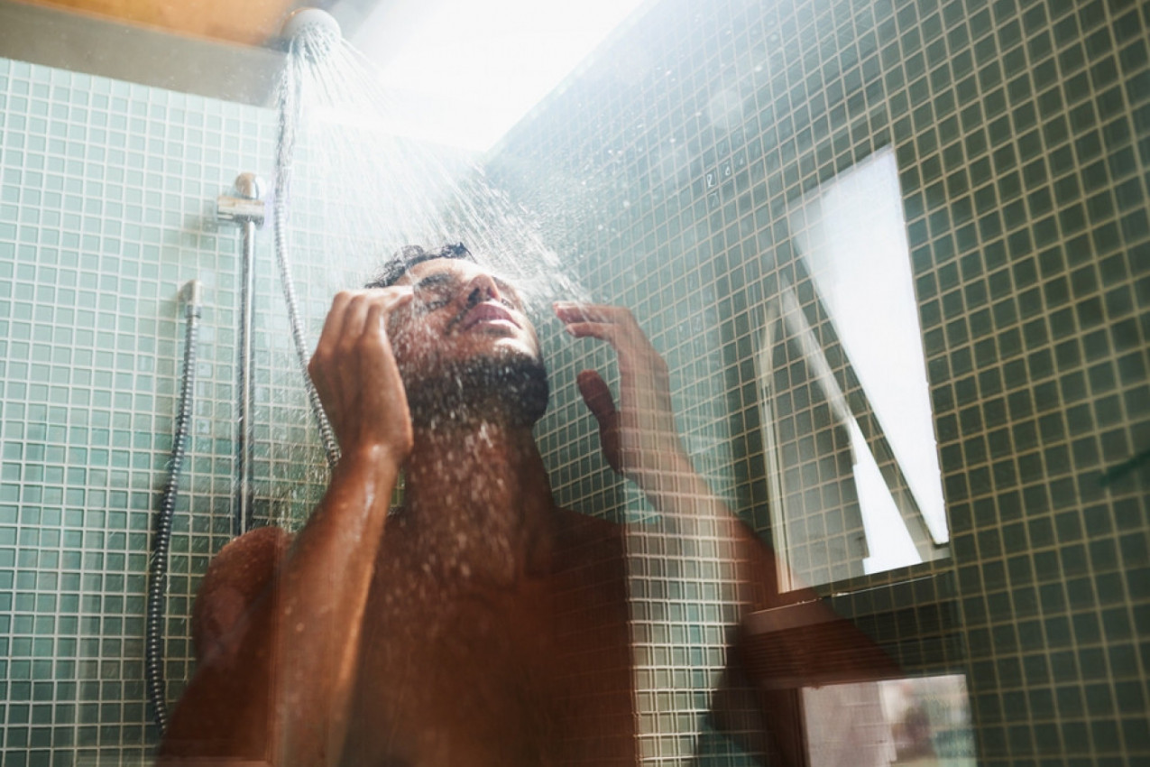STRUČNJACI KONAČNO DALI ZAVRŠNU REČ: Evo da li je bolje tuširati se ujutru ili uveče! (FOTO)