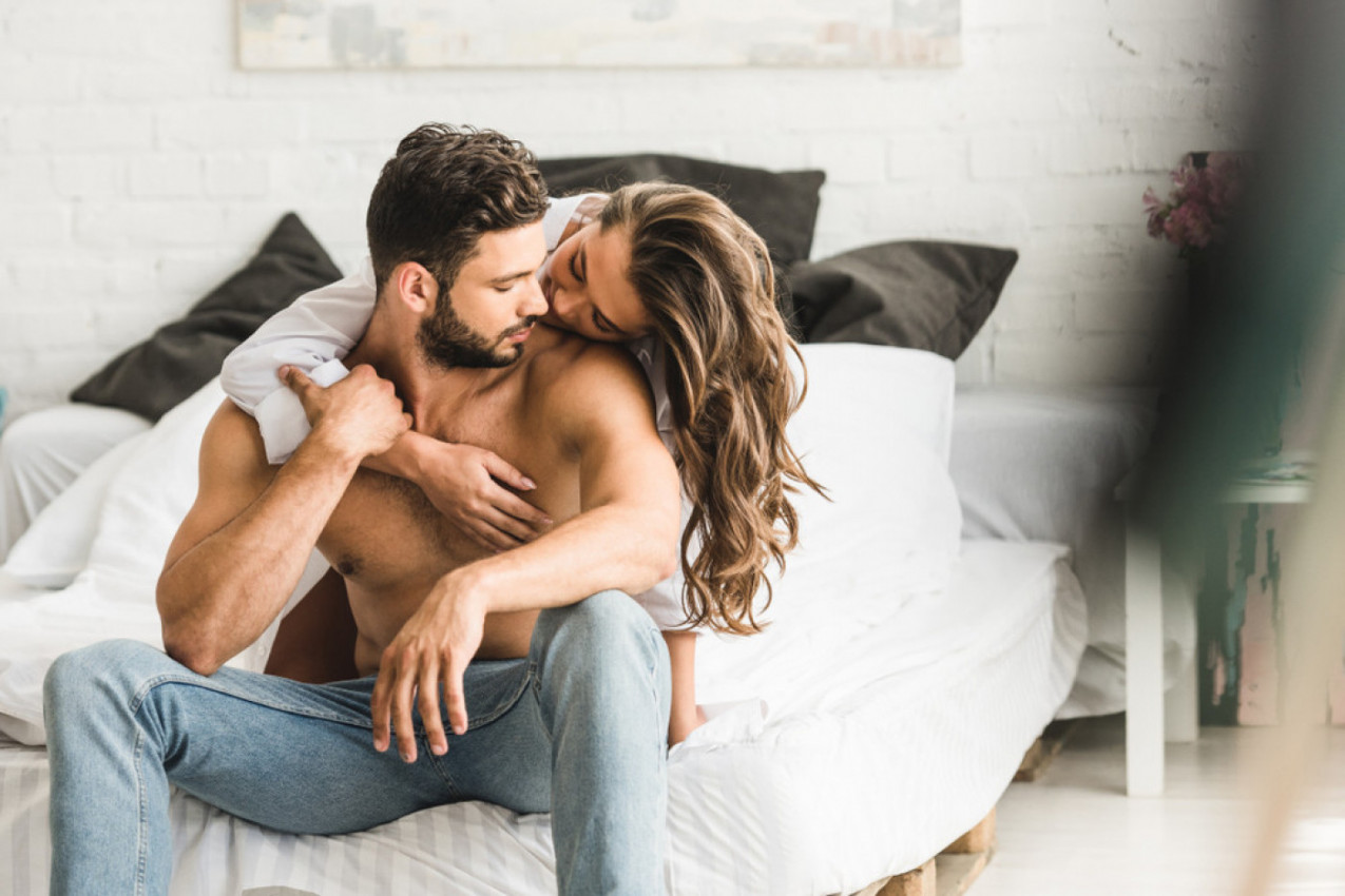 IMA TEK 18 GODINA, A ZALJUBIO SE U ŽENU STARIJU 12 GODINA: "Prijatelji mi kažu da me ona samo koristi, ali ja joj verujem!"