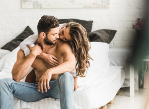 IMA TEK 18 GODINA, A ZALJUBIO SE U ŽENU STARIJU 12 GODINA: "Prijatelji mi kažu da me ona samo koristi, ali ja joj verujem!"