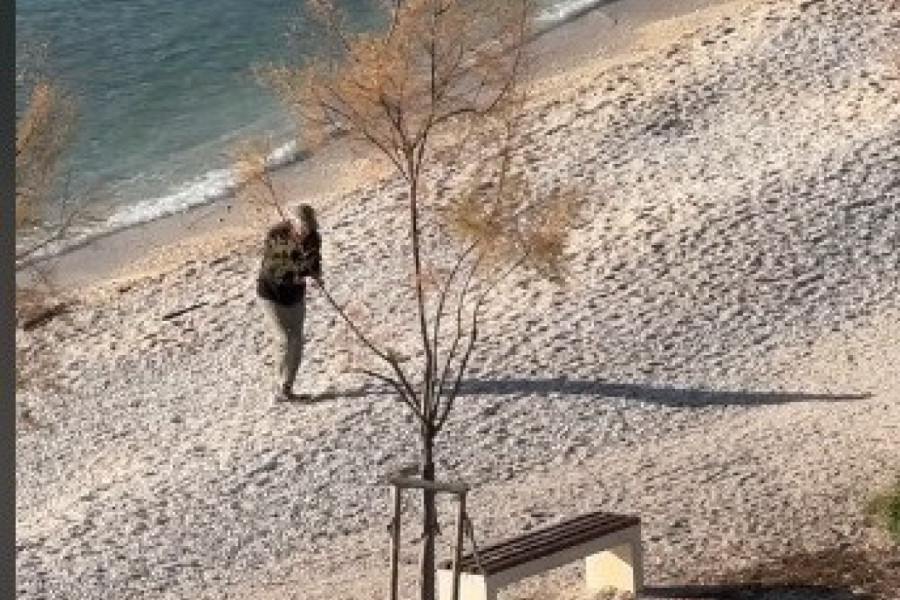 GEST VREMEŠNOG STARCA JE RASPLAKAO LJUDE NA MREŽAMA: "Ako ovo nije čista i iskrena ljubav ja ne znam šta je!" (VIDEO)deo)