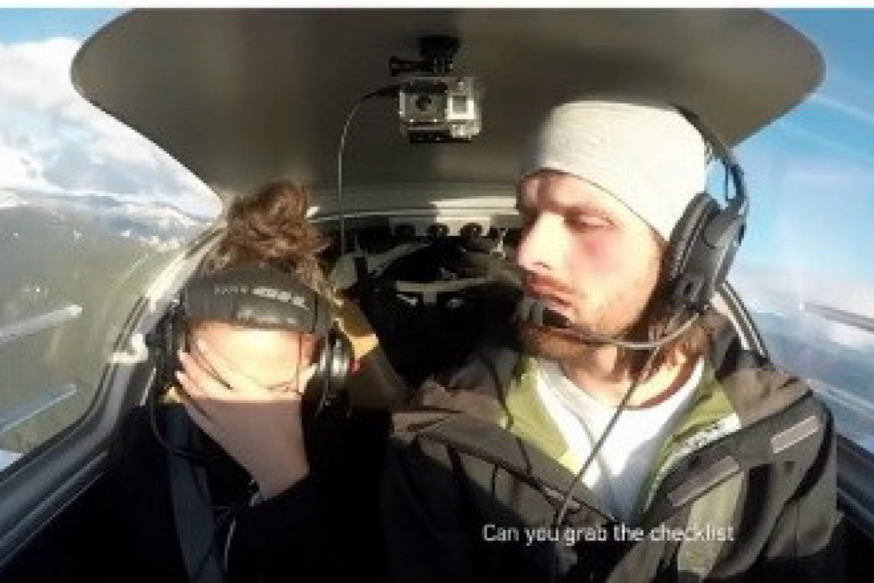 DEVOJKA SE TRESLA OD STRAHA U AVIONU: Njen dečko je tražio da mu čita upustvo za prinudno sletanje i samo se prolomio njen vrisak! (VIDEO)