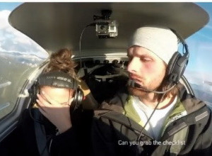 DEVOJKA SE TRESLA OD STRAHA U AVIONU: Njen dečko je tražio da mu čita upustvo za prinudno sletanje i samo se prolomio njen vrisak! (VIDEO)