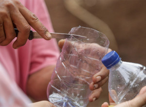 NE BACAJTE STARE PLASTIČNE FLAŠE: Bićete oduševljeni kako sve možete da ih iskoristite! (FOTO)