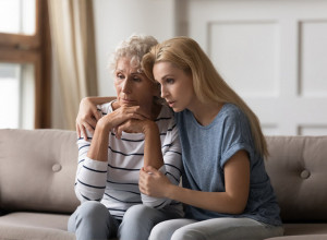 ŽENA JE ZANEMELA KAD JE SAZNALA TAJNU SKRIVANU 40 GODINA: Najbolja prijateljica joj  je sve priznala kad je saznala da su joj dani odbrojani! (FOTO)