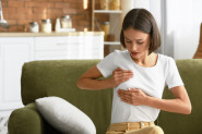 BOLE VAS GRUDI PRE MENSTRUACIJE: Evo šta je uzrok i kako da ublažite ovo stanje! (FOTO)