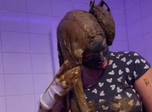 DEVOJKA JE POKAZALA ČIME NEGUJE KOSU: Svi su pomislili da je mazala blato, evo o čemu se radi (VIDEO)