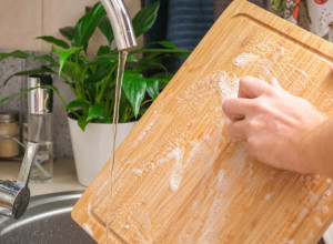 KAKO SE PRAVILNO ČISTI DASKA ZA SEČENJE: Potrebne su vam 2 namirnice ih kuhinje i bakterije se neće zadržavati na površini! (FOTO)