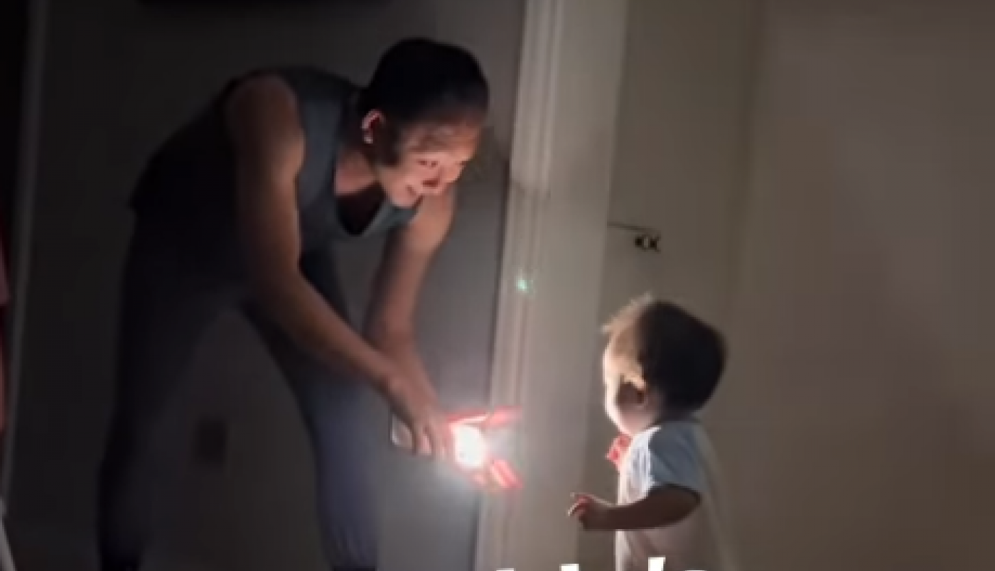 OSTAO JE SAM SA SINOM I POKUŠAO DA GA ZABAVI: Ono čega se dosetio ovaj tata bila je prava magija! (FOTO+VIDEO)