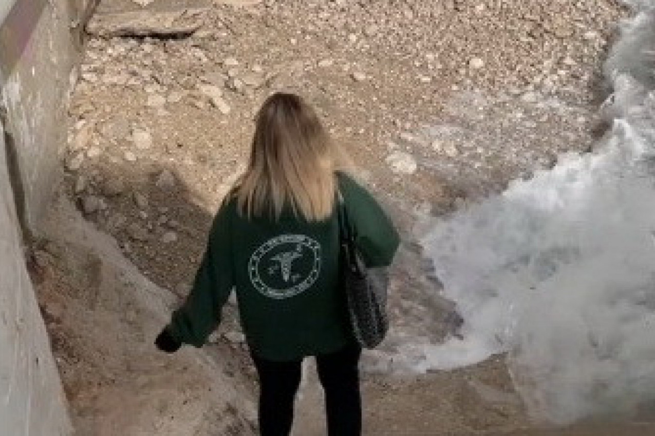 U TRENUTKU JE SVE BILO UNIŠTENO: Devojka je nepromišljenim potezom dovela sebe u opasnost (VIDEO)