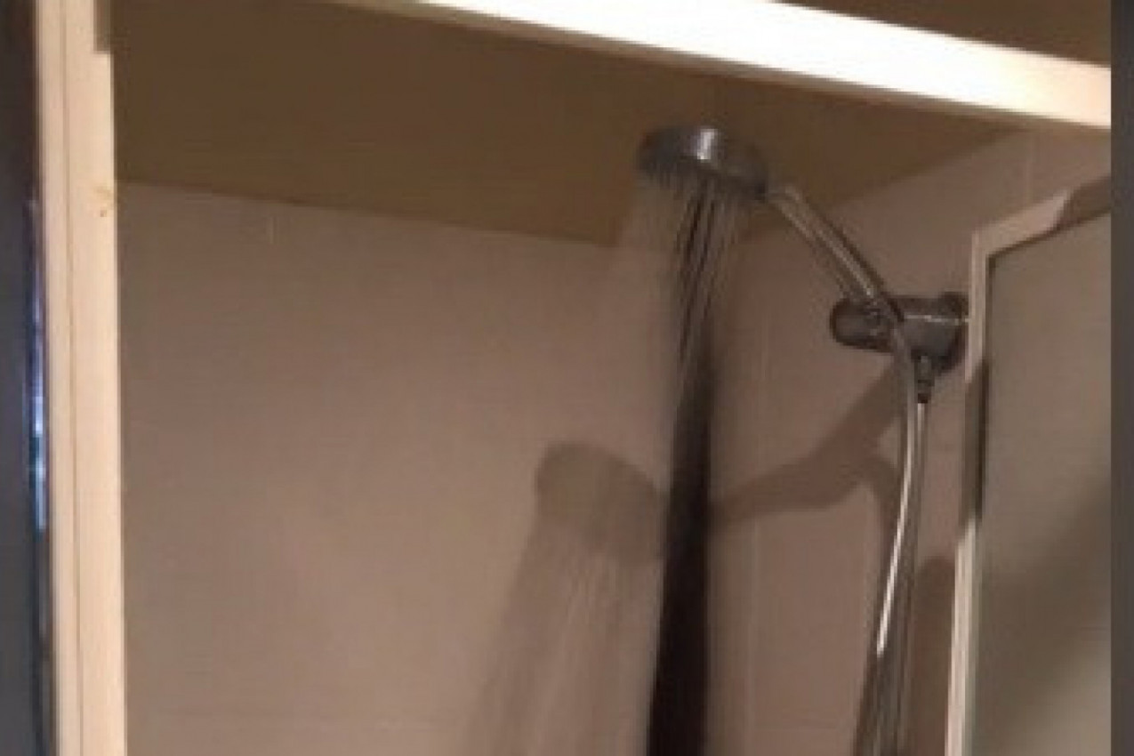 OTVORIO JE VRATA OD KUPATILA I ZALEDIO SE OD STRAHA: Ovaj prizor uznemirio je čak i ljude na mrežama! (VIDEO)