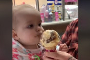 BEBA JE PO PRVI PUT LIZNULA SLADOLED: Usledila je urnebesna reakcija koja je mnoge nasmejala i raznežila! (VIDEO)