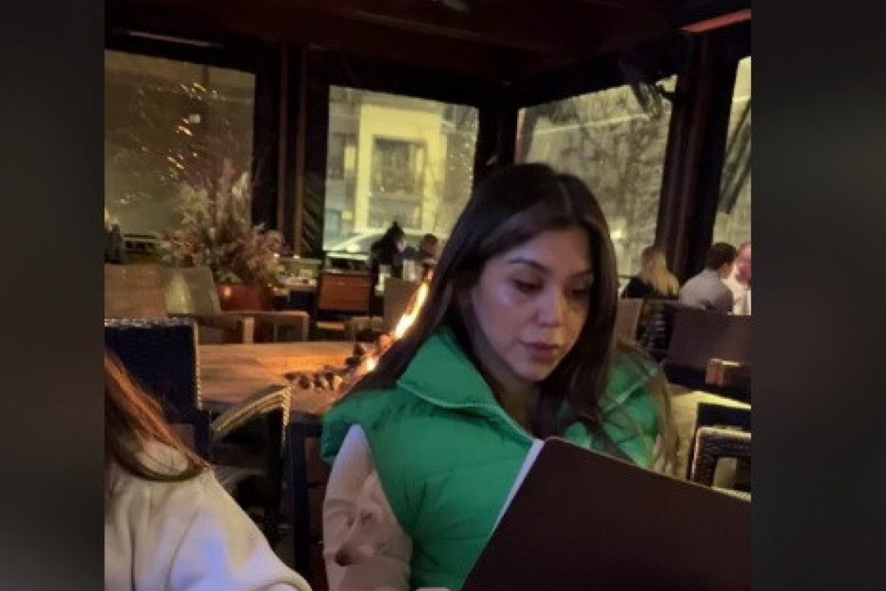 MIRNO JE GLEDALA ŠTA ĆE DA NARUČI U RESTORANU: A onda je životinja izvirila iz njenog prsluka, gosti su bili zatečeni prizorom! (VIDEO)