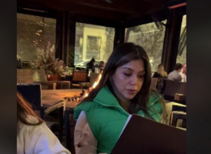 MIRNO JE GLEDALA ŠTA ĆE DA NARUČI U RESTORANU: A onda je životinja izvirila iz njenog prsluka, gosti su bili zatečeni prizorom! (VIDEO)