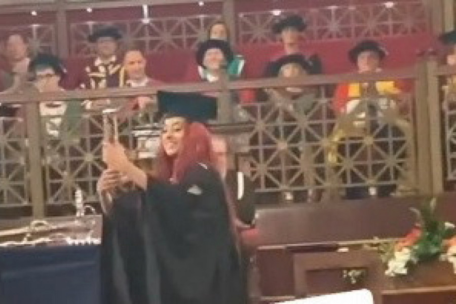 DODELA DIPLOMA PRETVORILA SE U KATASTROFU: Svi joj se smejali dok je pokušavala da reši problem, a onda joj je u pomoć priskočio on! (VIDEO)