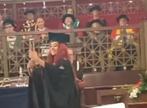 DODELA DIPLOMA PRETVORILA SE U KATASTROFU: Svi joj se smejali dok je pokušavala da reši problem, a onda joj je u pomoć priskočio on! (VIDEO)