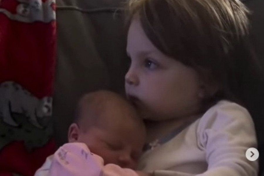 NAJSLAĐI SNIMCI BEBA KOJI ĆE VAM RASTOPITI SRCE:  Devojčica koja guče je apsolutni pobednik!(VIDEO)